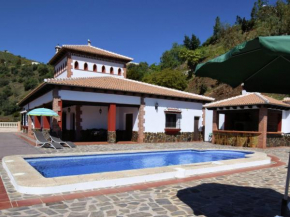 Отель Spacious Villa in Sayalonga with Jacuzzi  Сайялонга
